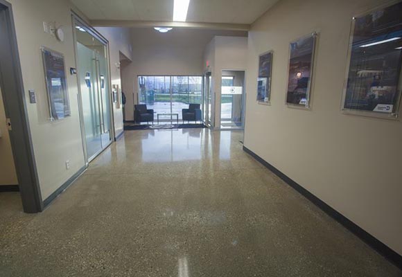 Полированный бетонный пол в офисном помещении компании Doublestar Drilling