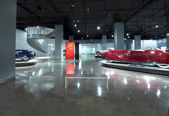 Полированный бетонный пол в автомобильном музее Петерсена